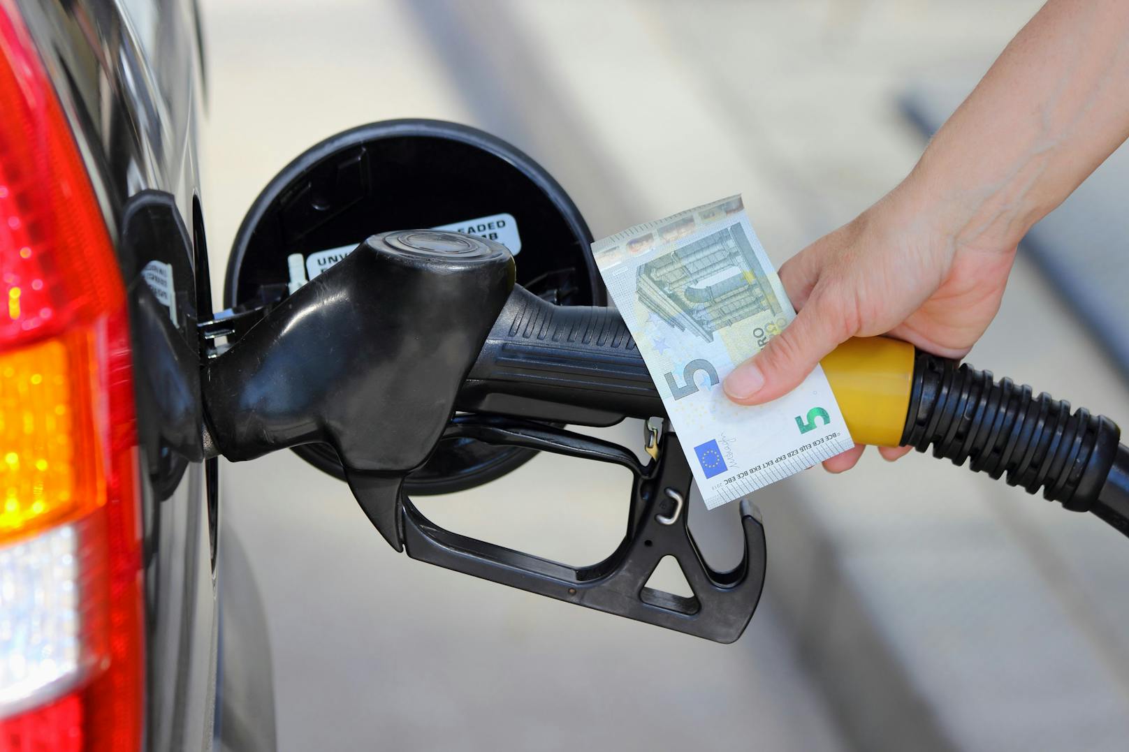 Auch höhere Benzin- und Dieselpreise sollen helfen, den CO2-Ausstoß zu senken.