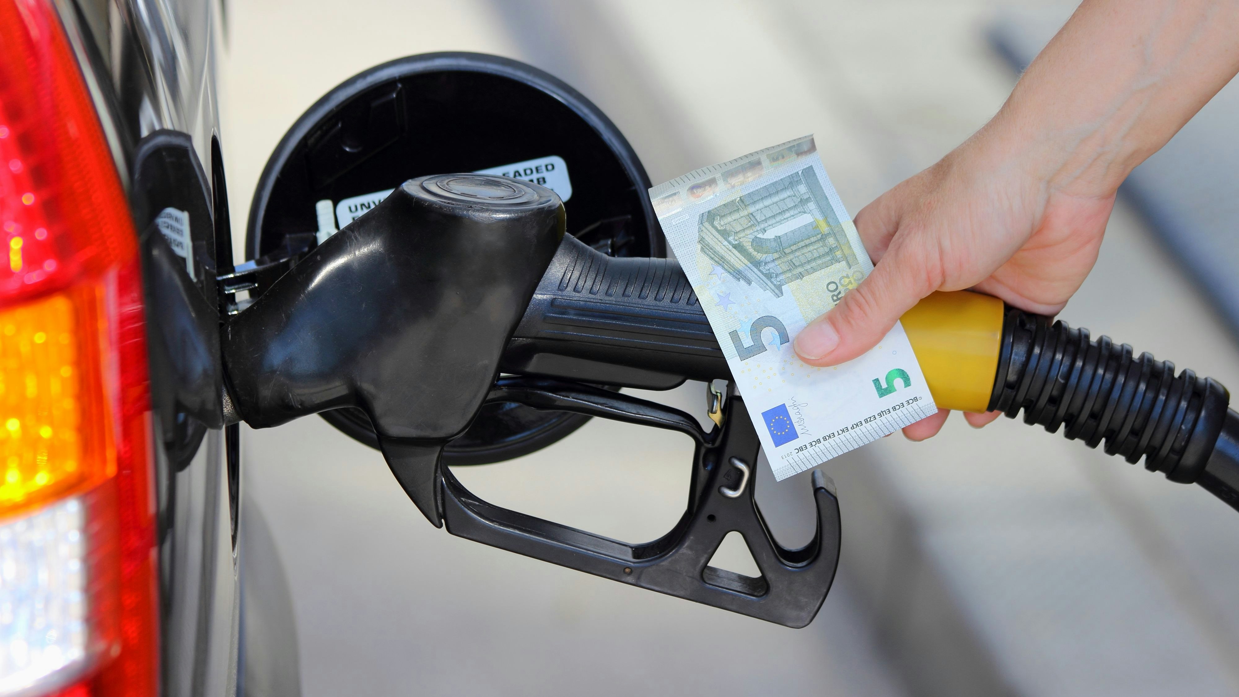 Rising or falling prices at the gas station