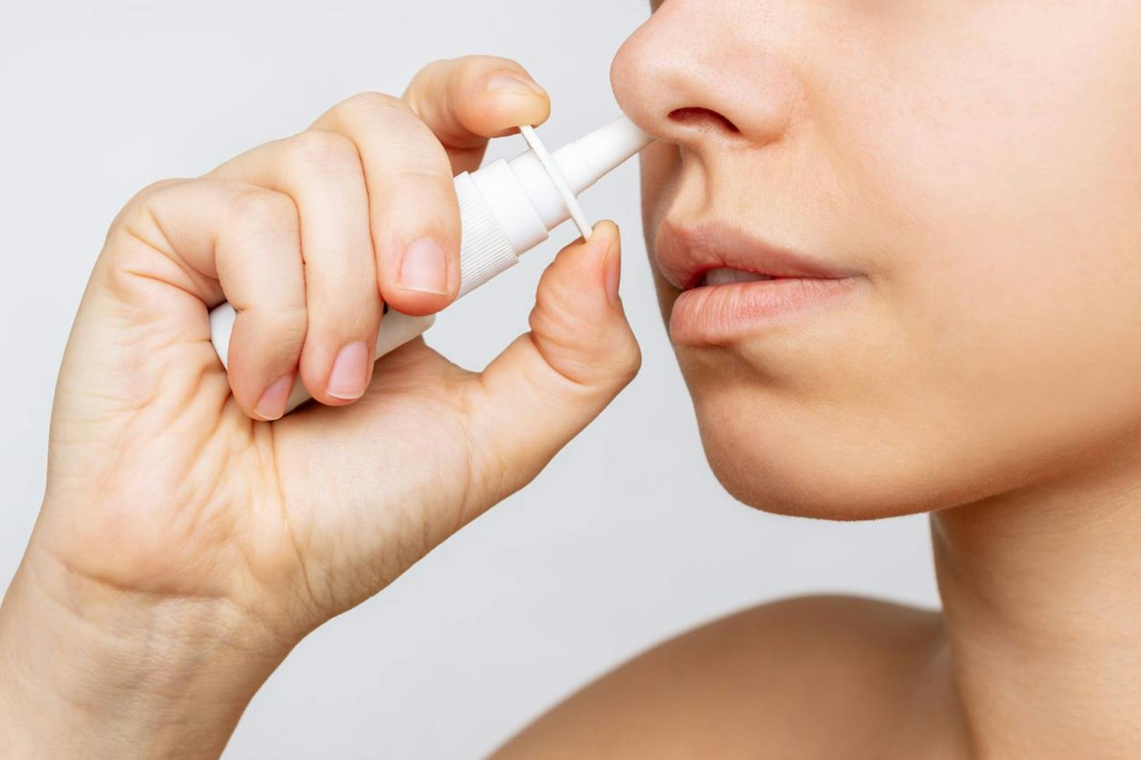 Wenn du mehr als zehn Stunden in der Luft fliegst darfst du auch deine Nasenschleimhäute nicht vergessen. Eine Nasensalbe oder ein Meerwasser Nasenspray befeuchten deine Nasenschleimhäute optimal, wenn du im Flieger sitzt. 