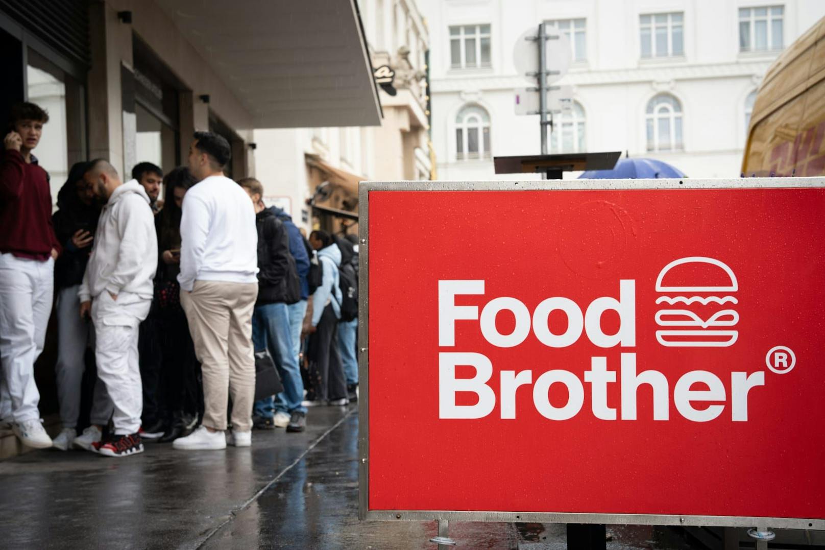 "Food Brother" verschenkte nämlich 2.000 Burger.