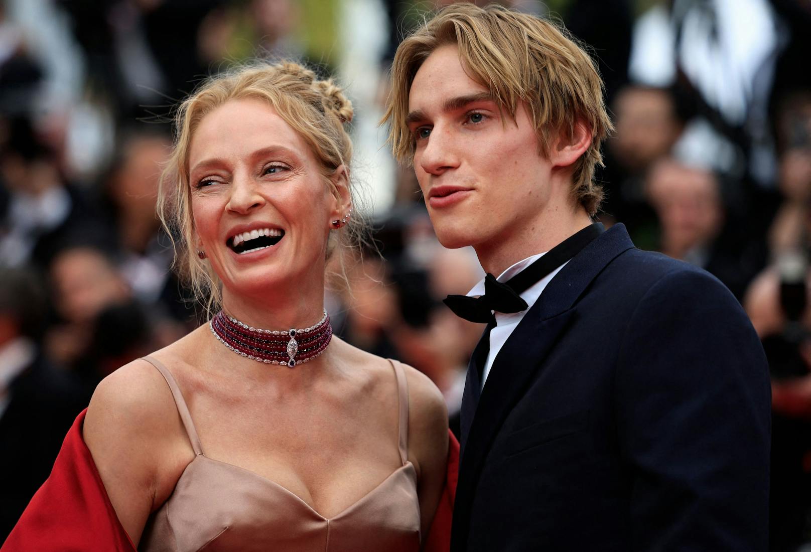Die US-Schauspielerin Uma Thurman wird von ihrem Sohn zu den Filmfestspielen in Südfrankreich begleitet.