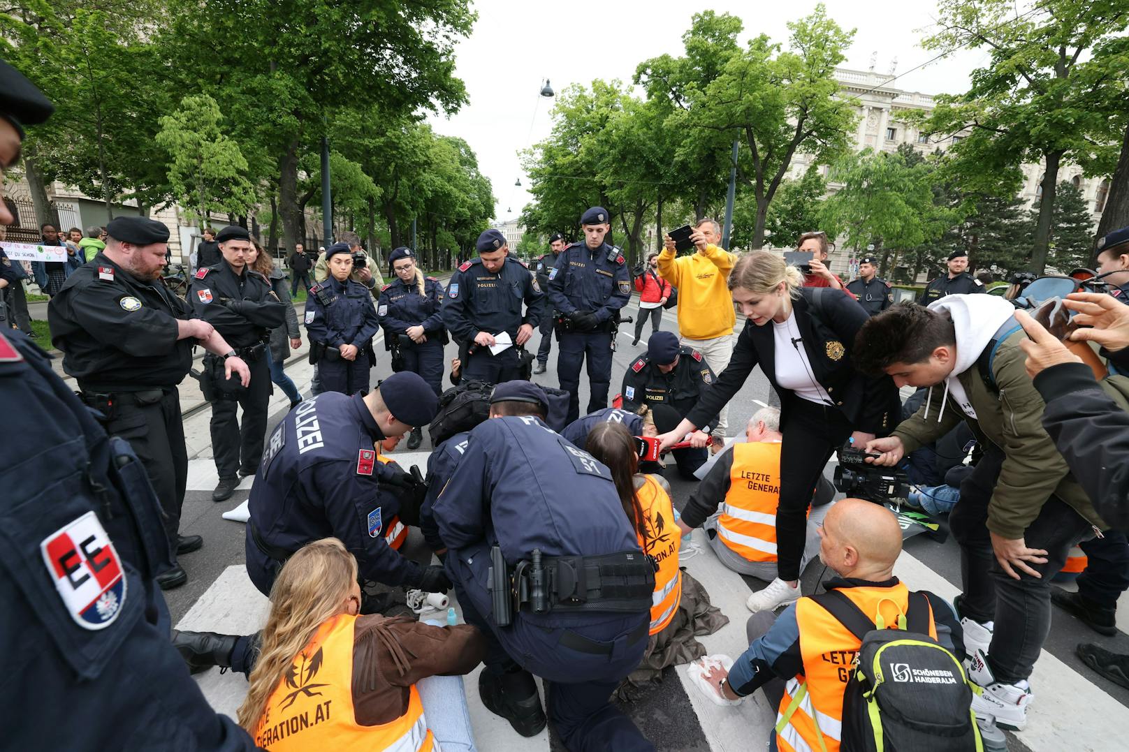 Die Klima-Kleber der "Letzten Generation" haben wieder die Ringstraße blockiert.