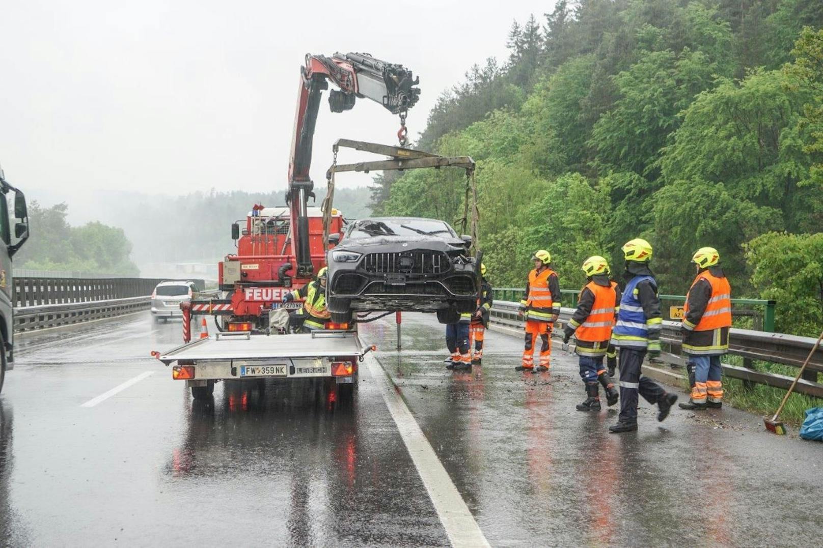 AMG-Mercedes auf der A2 geschrottet: Feuerwehr im Einsatz