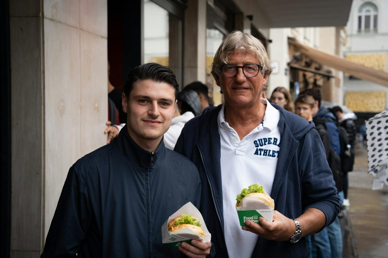 Die Burger-Chefs staunten selbst von der Riesen-Massen.