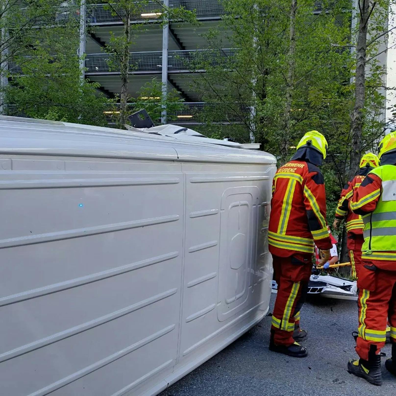 Der 25-Jährige wurde mit schweren Verletzungen mit dem Rettungshubschrauber C8 in das Krankenhaus St. Gallen geflogen, der 31-Jährige erlag noch am Unfallort seinen schweren Verletzungen. Die 29-jährige Beifahrerin und der 30-jährige Lkw-Fahrer wurden mit jeweils leichten Verletzungen in die Krankenhäuser Bludenz und Feldkirch eingeliefert.