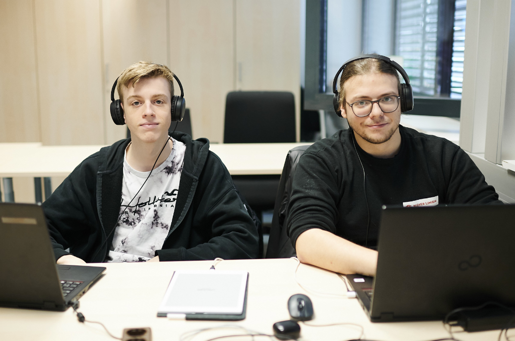 Das Siegerteam Easy LAP: Ihre Easy LAP(P)-App revolutioniert den Lernprozess, indem sie Lernmaterialien auf spielerische Weise vermittelt und alle notwendigen Lernunterlagen zentral verfügbar sind.&nbsp;