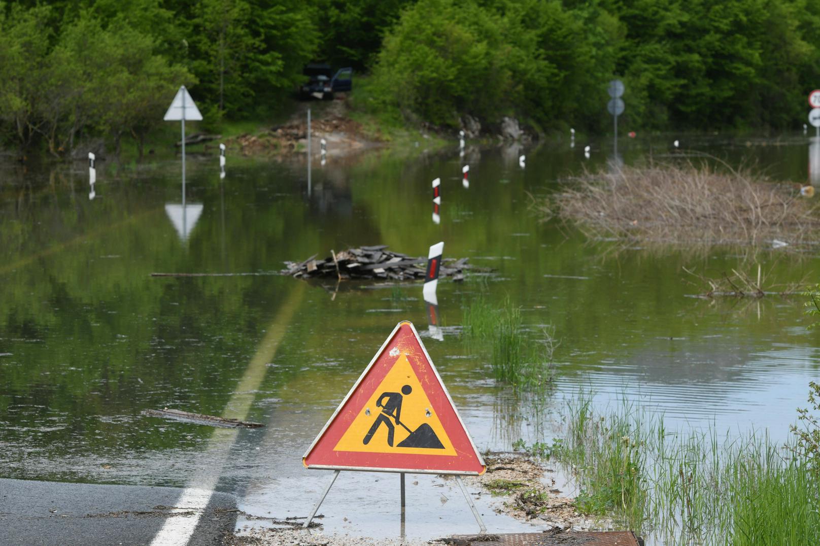 Auch mehrere Straßen wurden überflutet und mussten gesperrt werden. 