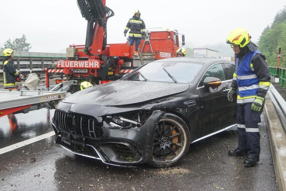 AMG-Mercedes auf der A2 geschrottet
