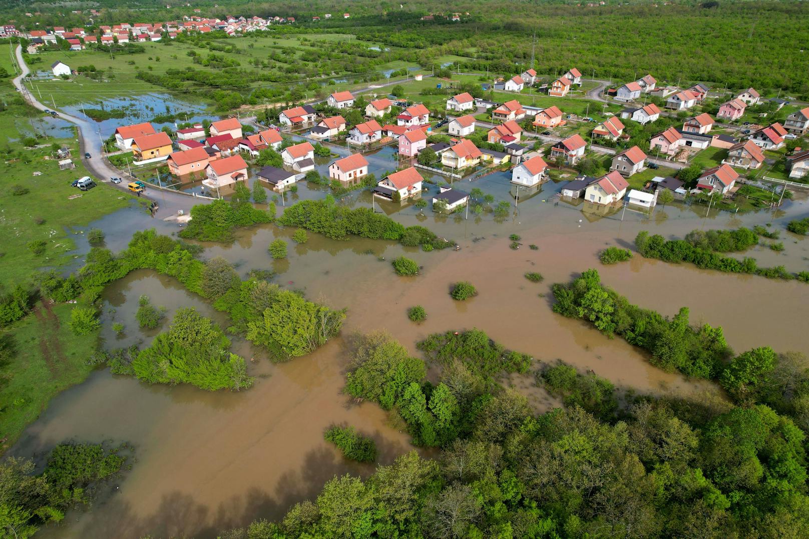 Luftaufnahmen zeigen das Ausmaß der Überschwemmungen.