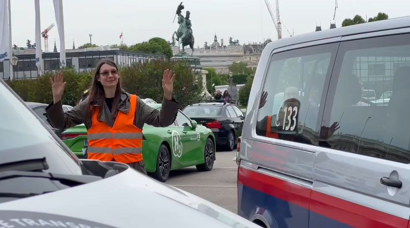 Klima-Aktivisten Martha Krumpeck kam mit erhobenen Händen zum Protest.