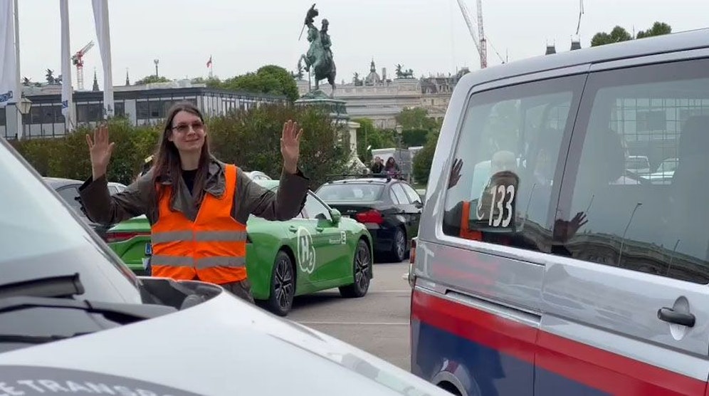 Klima-Aktivisten Martha Krumpeck kam mit erhobenen Händen zum Protest.