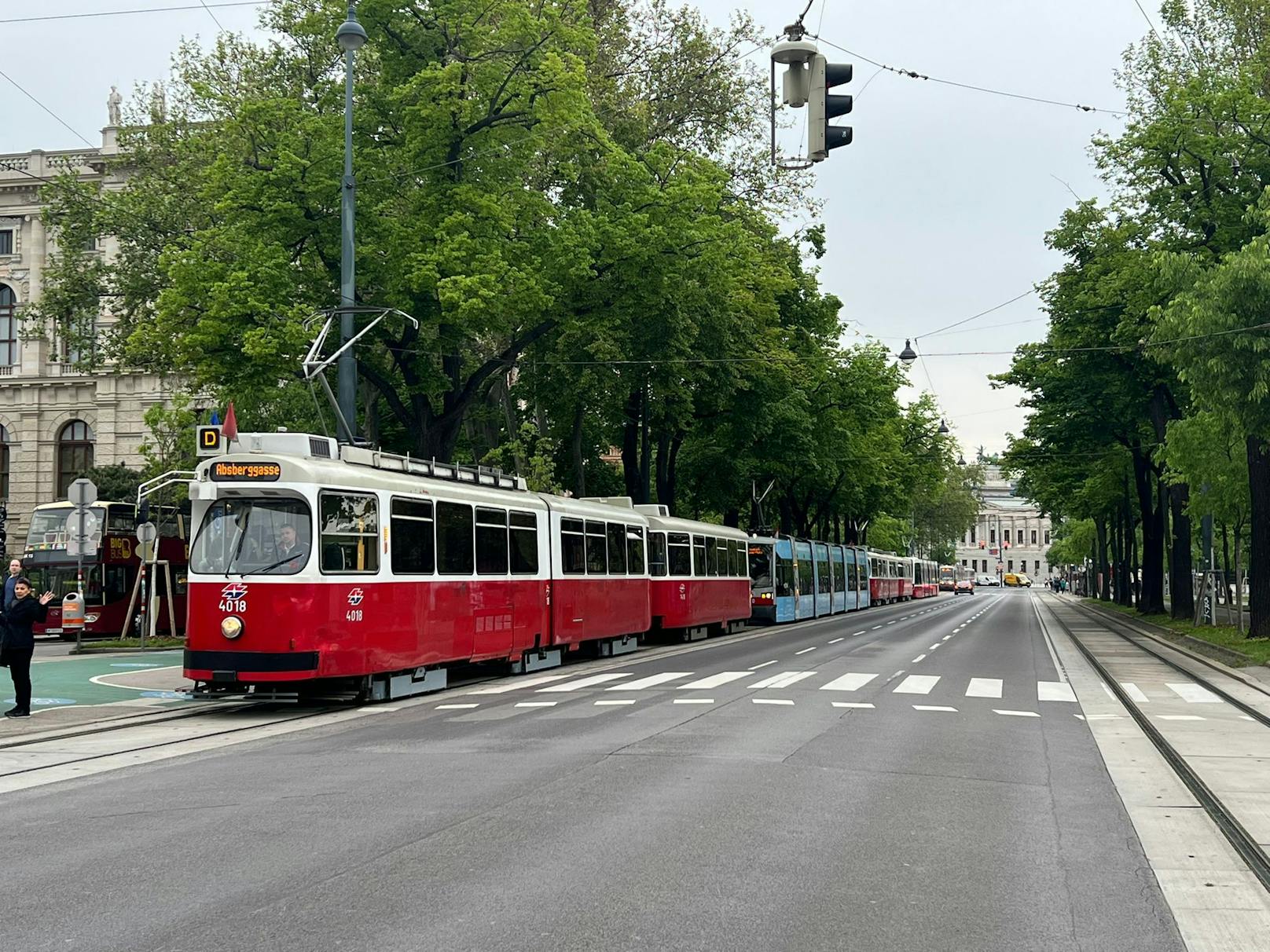 Durch die Klima-Aktion am Ring kommt es aktuell zu einem Stau der Öffis.