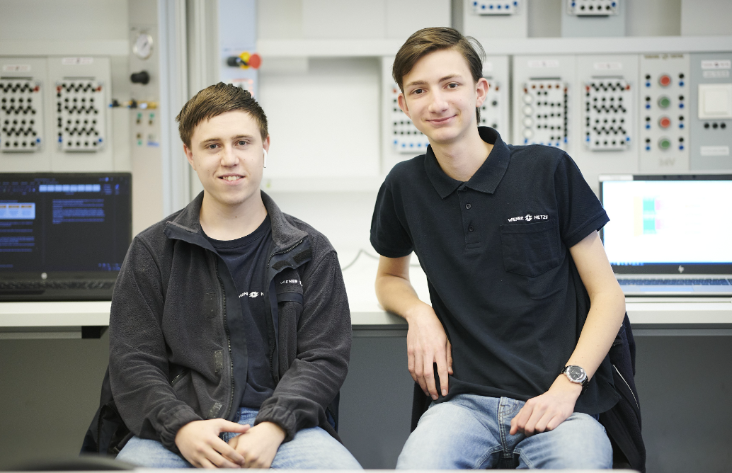 Den ersten Platz erhielten zwei Teams, hier das Siegerteam Stadtwerkespiel: Das Spiel vermittelt den Ausbau des öffentlichen Verkehrs- und Stromnetzes spielerisch. Die Spieler müssen U-Bahn-Stationen und Kraftwerke verbinden und alles am Laufen halten.