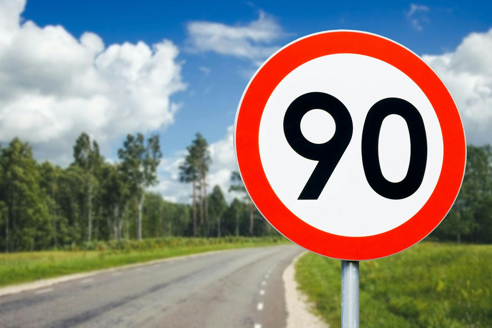 Im neuen "Nationalen Energie- und Klimaplan" soll sich auch ein Tempolimit von 90 km/h auf Landstraßen, sowie ein generelles Limit von 30 km/h auf Nebenstraßen im Ortsgebiet finden.