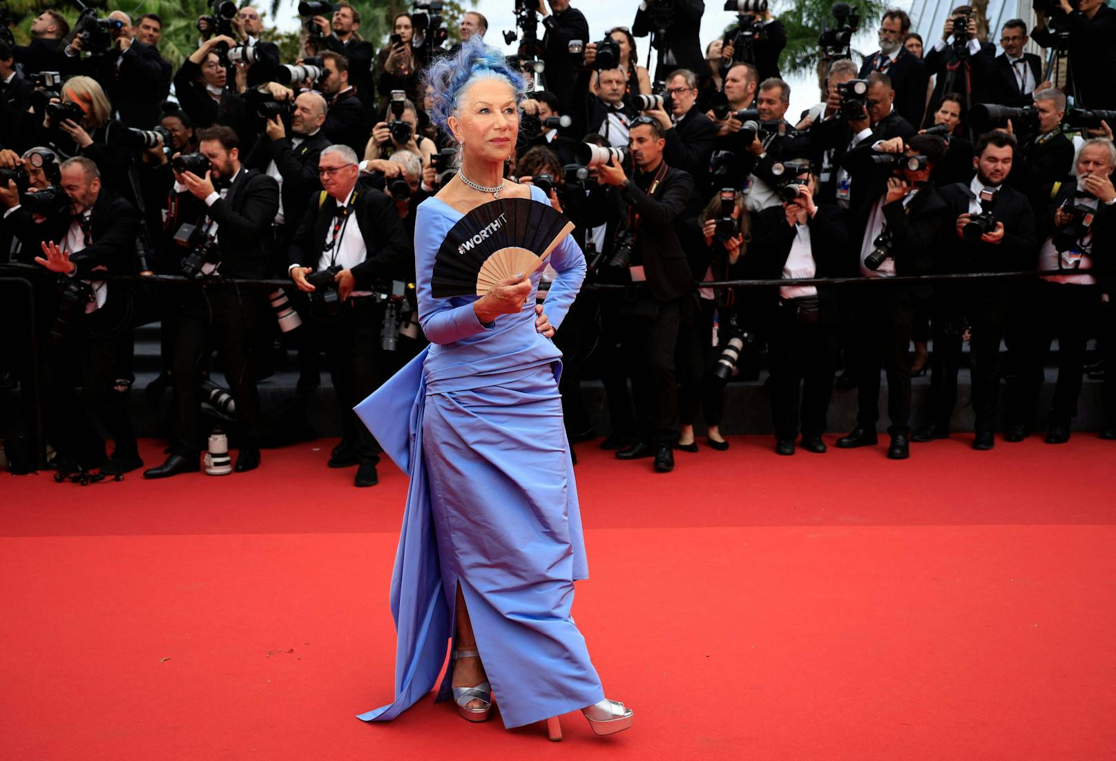Die britische Schauspielerin Helen Mirren stimmte ihre Haare farblich auf ihr Kleid ab.