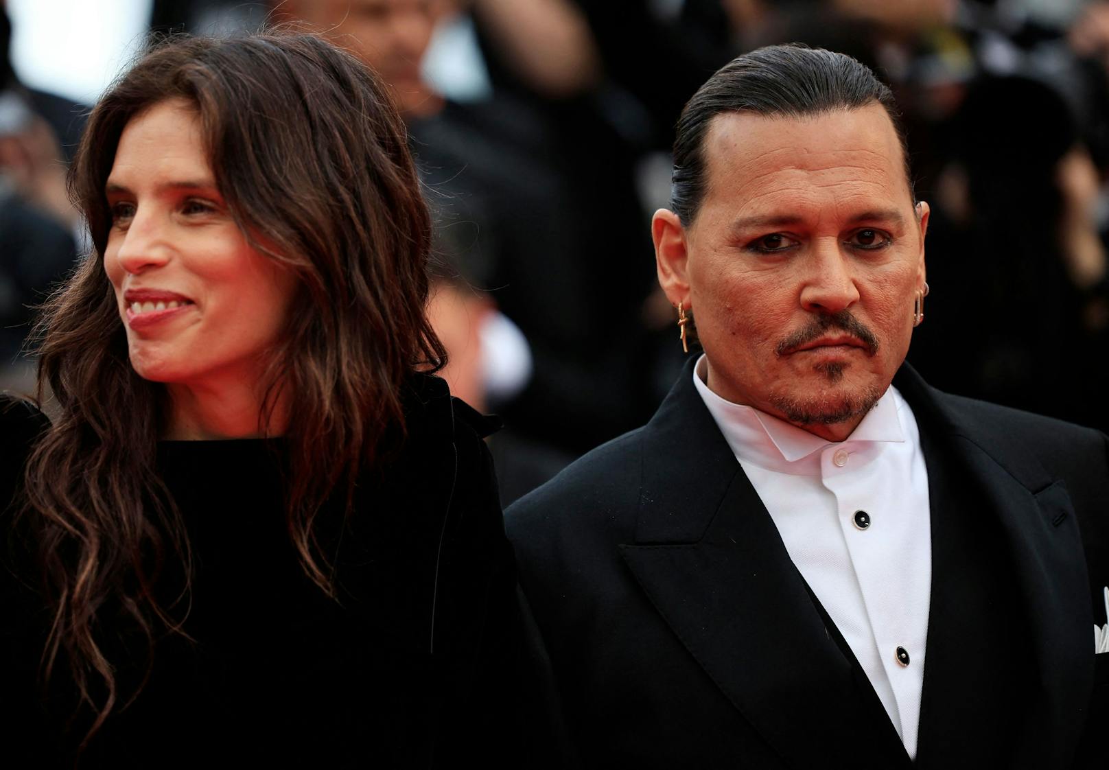 US-Schauspieler Johnny Depp lief mit der französischen Schauspielerin und Regisseurin Maiwenn über den roten Teppich in Cannes.