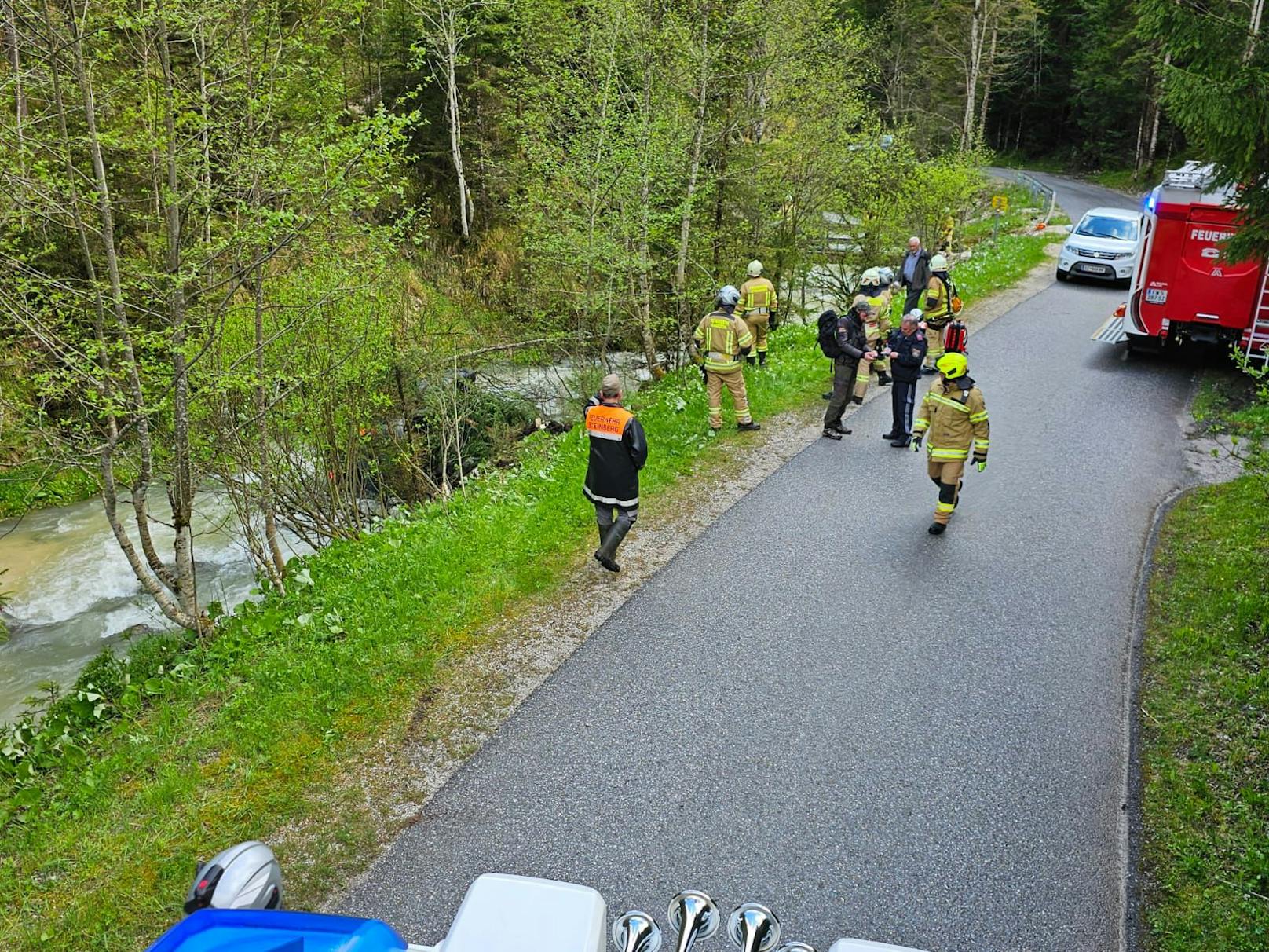 Am Einsatz beteiligt waren die Feuerwehren aus Steinberg am Rofan, aus Achenkirch, dem Achental, der NAH Heli 3 mit Notarzt und Besatzung, 1 RTW mit Sanitätern, ein weiterer Notarzt sowie zwei Streifen der Polizei Jenbach.