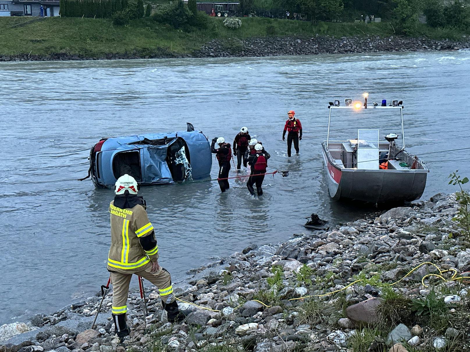 Großeinsatz in Tirol! Autofahrer stürzt in den Inn – tot