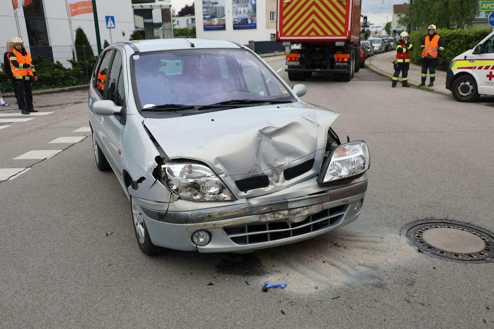 Der Lenker des anderen Autos blieb wohl unverletzt.&nbsp;