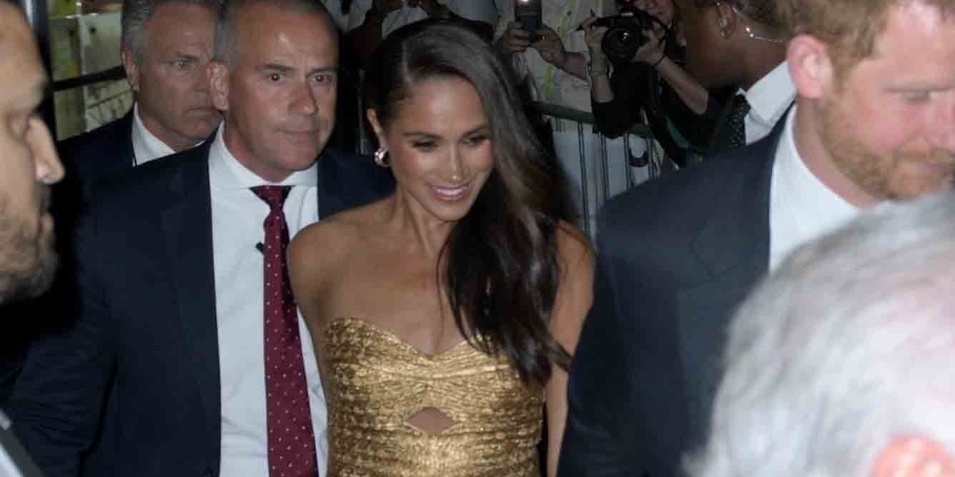 Auffällig: Der gewählte Look von Herzogin Meghan scheint sich wieder eher an Hollywood, als an die britischen Royals angepasst zu haben.