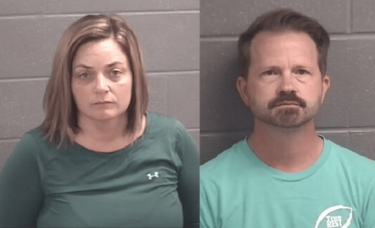 Die offiziellen Polizeifotos des wegen Kindesmisshandlung in Haft befindlichen Ehepaars Schindley.