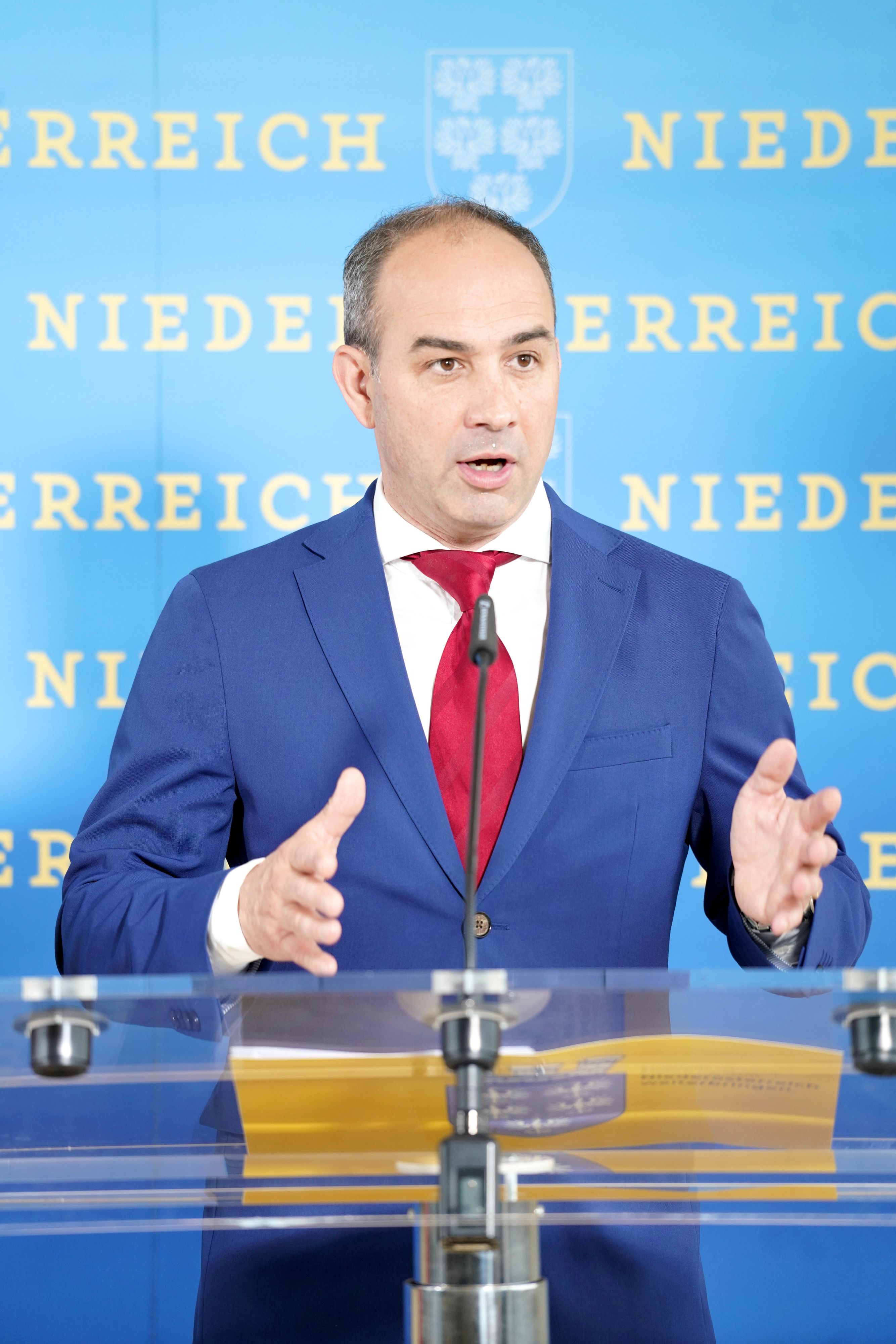 Christoph Luisser geht auf die Unterschiede in der Sozialhilfe ein, wenn man die Bundesländer Niederösterreich und Wien vergleicht.