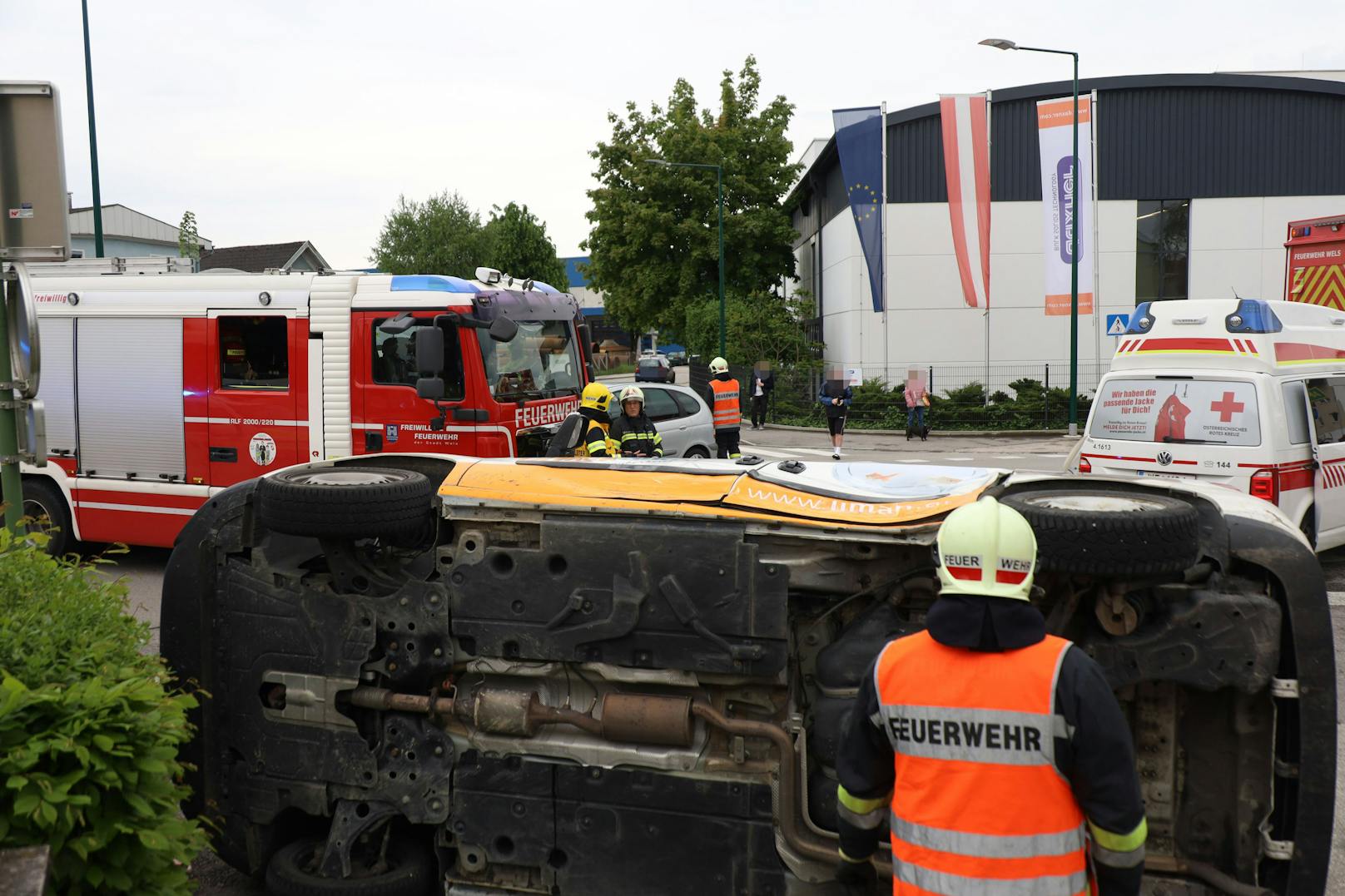 Die Feuerwehr führte erste Aufräumarbeiten durch, der Abschleppdienst stellte den Kleintransporter wieder auf die Räder und transportierte ihn ab. An der Unfallstelle kam es zu einer dreiviertelstündigen Sperre.&nbsp;