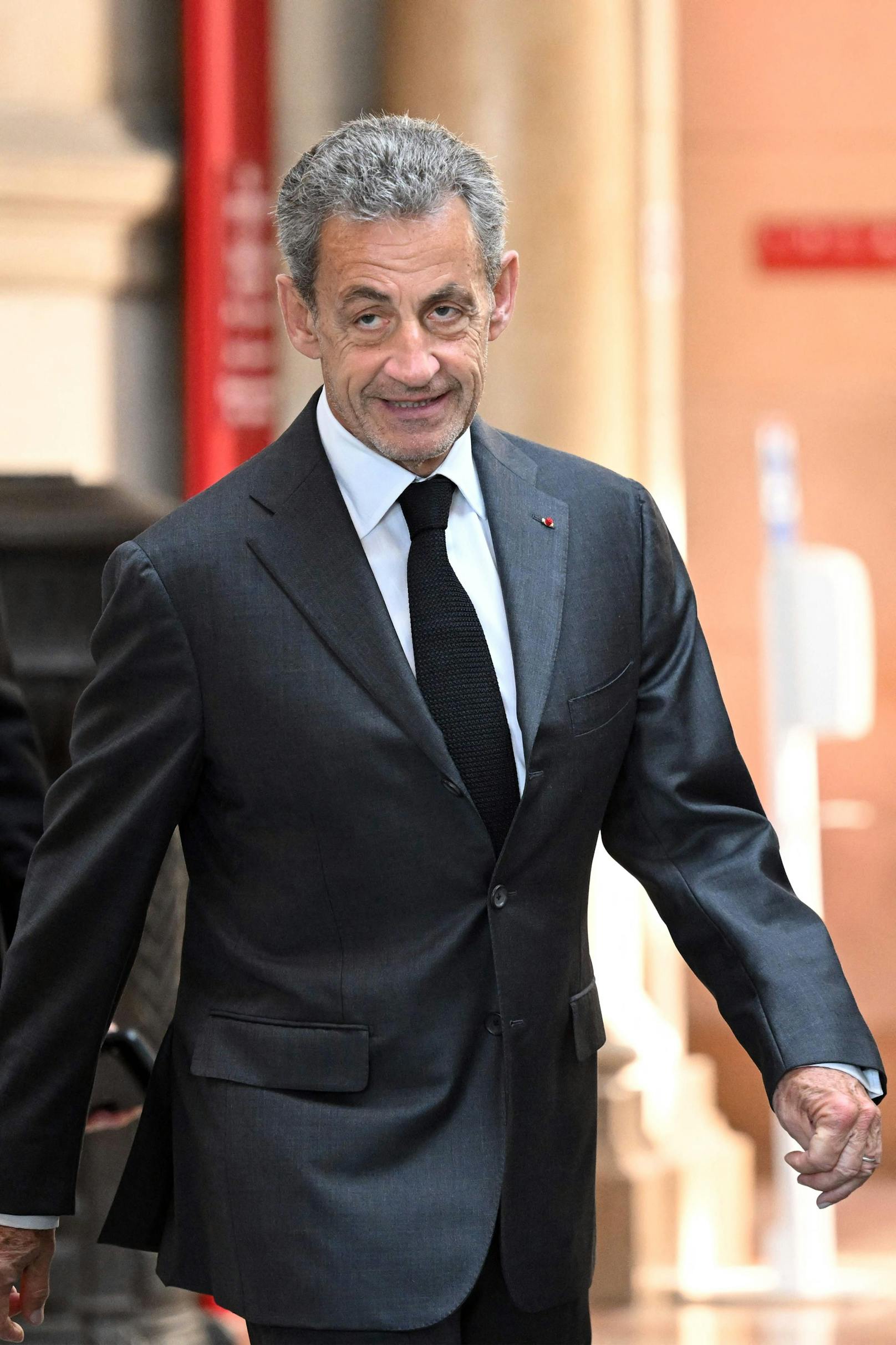 Der ehemalige französische Staatschef Nicolas Sarkozy wurde am Mittwoch in einem Berufungsverfahren in Paris wegen Bestechung und Einflussnahme in der Abhöraffäre zu drei Jahren Haft, davon ein Jahr ohne Bewährung, verurteilt, eine Strafe, die noch nie zuvor für einen ehemaligen Präsidenten verhängt worden war, wie die französische Zeitung <a href="https://www.lefigaro.fr/actualite-france/affaire-des-ecoutes-nicolas-sarkozy-condamne-en-appel-a-trois-ans-de-prison-dont-un-an-ferme-20230517" target="_blank">"Le Figaro"</a> schreibt.