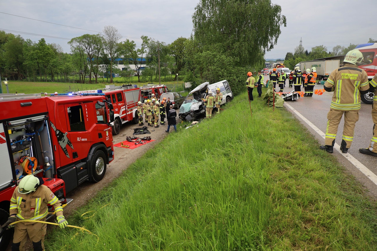 Heute.at - Drama in OÖ! Auto-Insasse ist bei Lkw-Crash sofort tot