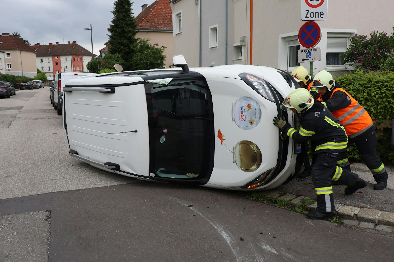 Die Lenkerin des Kleintransporters dürfte den bevorrangten Pkw übersehen haben. Entgegen erster Meldungen war die Lenkerin nicht in dem Fahrzeug eingeklemmt. Sie wurde vor Ort vom Rettungsdienst sowie Notarzt erstversorgt und ins Klinikum Wels eingeliefert.