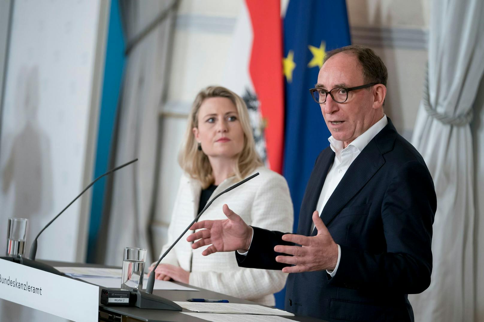 Sozialminister Rauch (Grüne) und Familienministerin Raab (ÖVP) präsentierten das Paket.