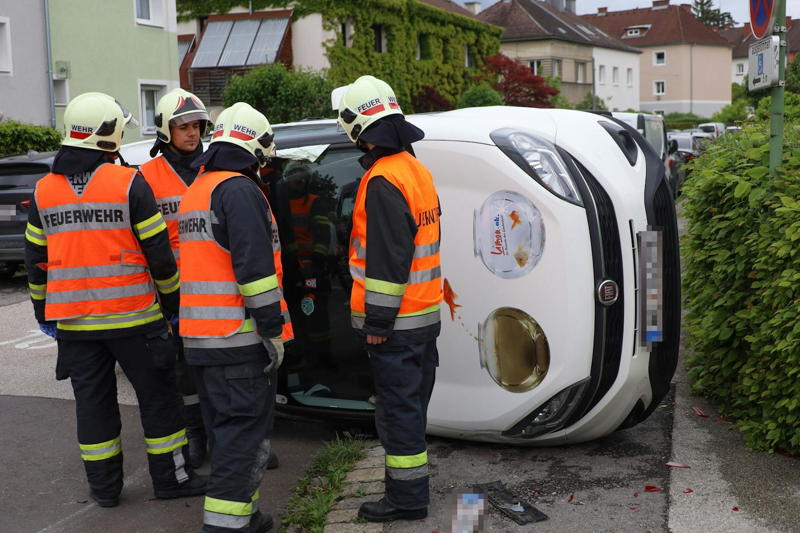 Er ereignete sich an Kreuzung der L519 Innbachtalstraße, Vogelweiderstraße mit der Camillo-Schulz-Straße im Welser Stadtteil Vogelweide. Ein Kleintransporter kollidierte mit einem Pkw, wobei es den Kleintransporter überschlug.&nbsp;