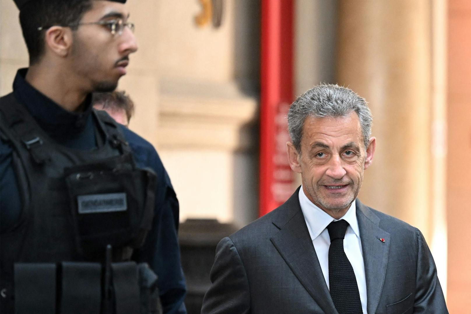 In einem Berufungsprozess versucht sich der französische Ex-Präsident Sarkozy gegen eine dreijährige Haftstrafe zu wehren. Dies ist nun gescheitert.