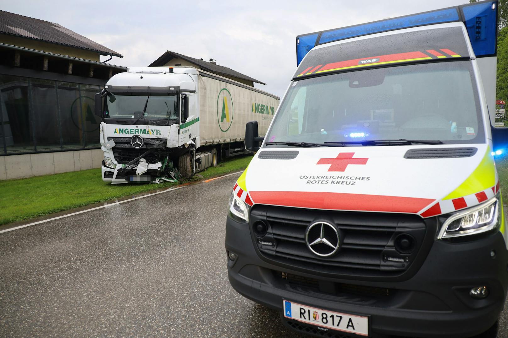 Ein tödlicher Verkehrsunfall hat sich Dienstagnachmittag auf der B141 Rieder Straße bei Hohenzell (Bezirk Ried im Innkreis) ereignet.