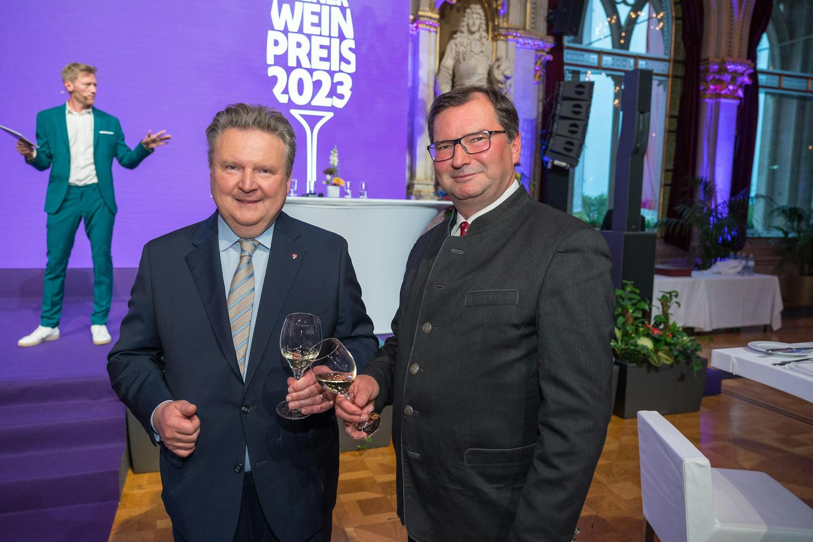 Bürgermeister Michael Ludwig bei einem Glas Wein mit dem Wiener Präsident der Landwirtschaftskammer Norbert Walter.