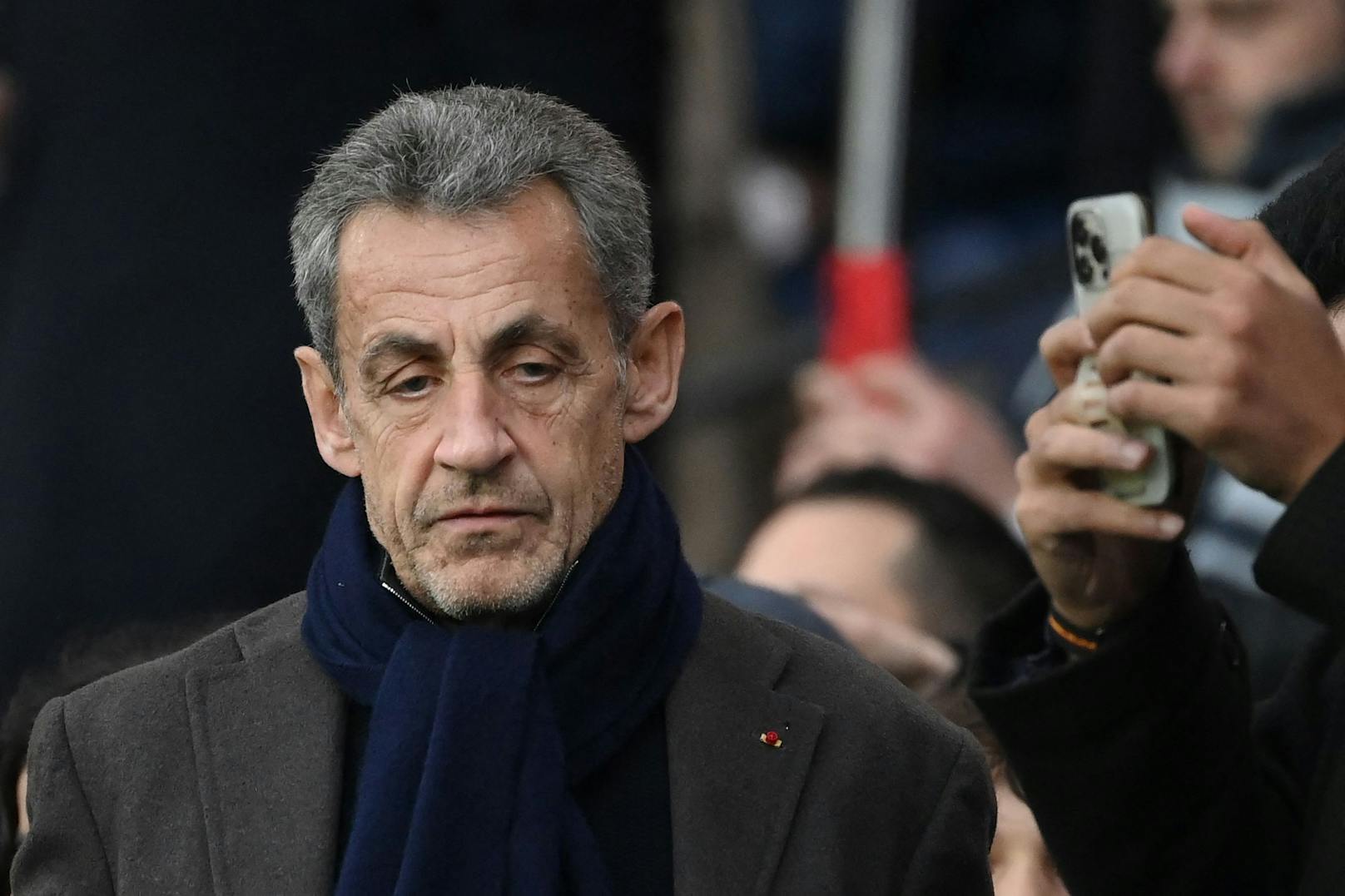 Das Berufungsgericht verhängte außerdem ein dreijähriges Verbot der Bürgerrechte für Nicolas Sarkozy, wodurch er nicht mehr wählbar ist, sowie ein dreijähriges Berufsverbot für Herzog.