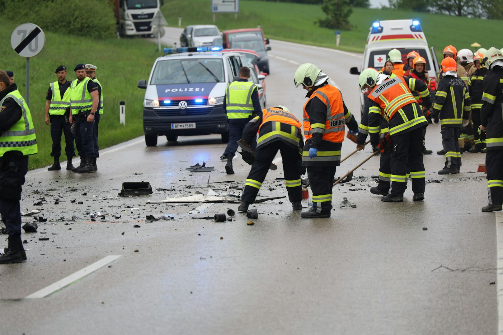 Ein tödlicher Verkehrsunfall hat sich Dienstagnachmittag auf der B141 Rieder Straße bei Hohenzell (Bezirk Ried im Innkreis) ereignet.