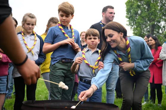 Prinzessin Kate zeigt ihren Kids, wie man Marshmallows grillt. 