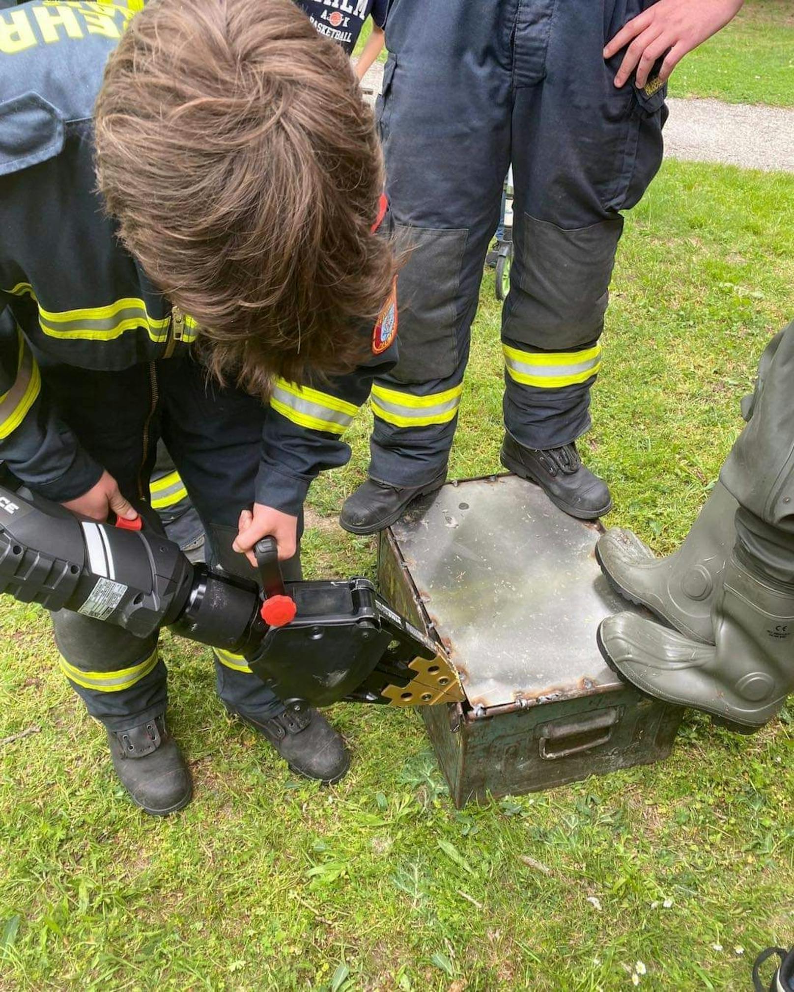 Die Feuerwehr konnte die Alukiste öffnen.