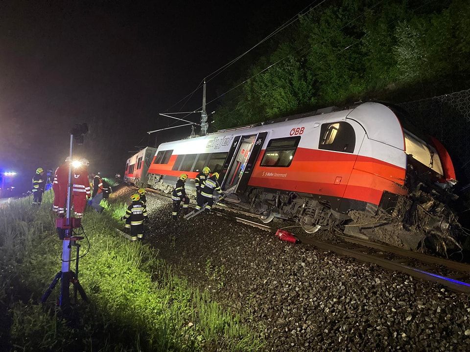 In der Steiermark ist ein Zug aufgrund einer Mure entgleist. 
