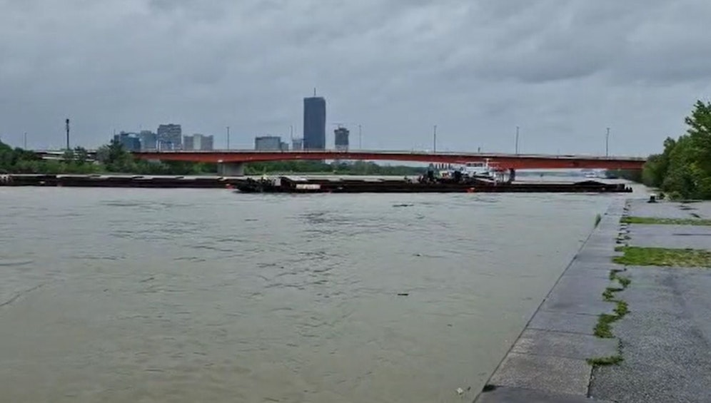 Die tonnenschweren Schubschiffe haben sich an der Donau gelöst.