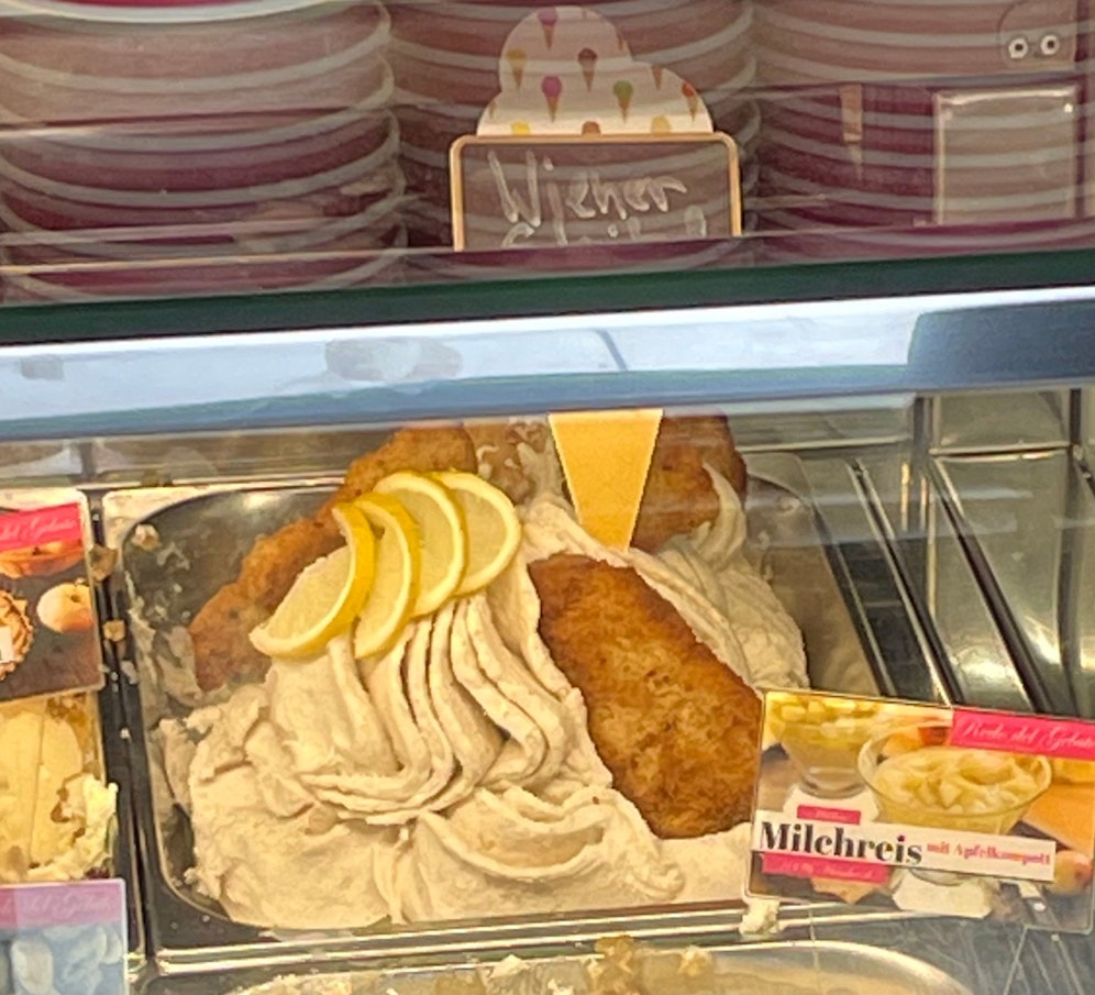 Das Bild beweist: Das Schnitzel-Eis gibt es tatsächlich.