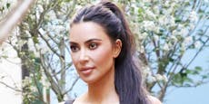 Kim Kardashian geht im Leder-Bikini baden