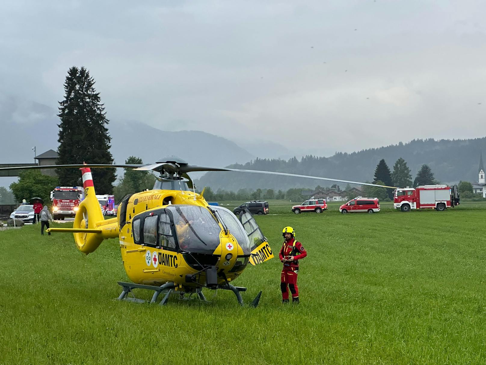 Tragödie am Dienstag in Tirol! Aus bislang ungeklärter Ursache ist ein Autofahrer in den Inn gestürzt – für den Mann kam jede Hilfe zu spät. Die Ermittlungen laufen auf Hochtouren.