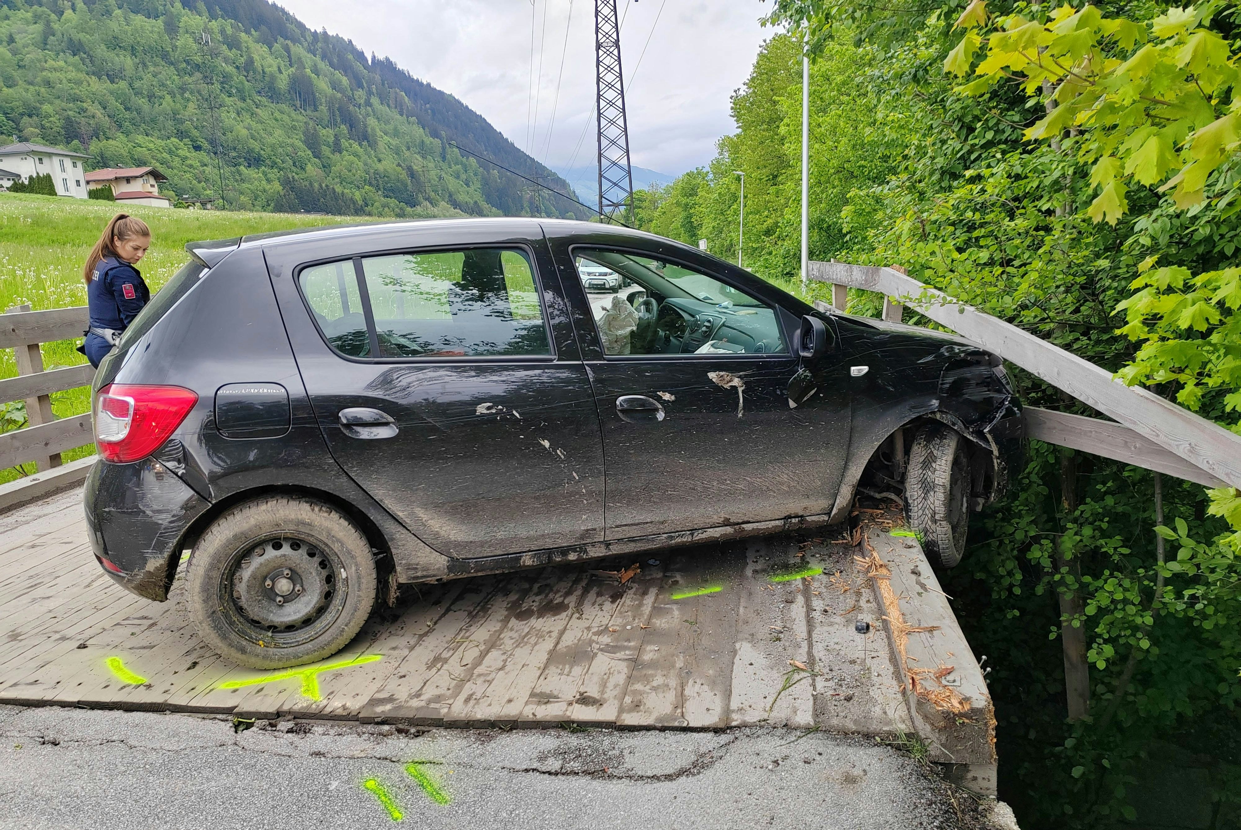 Suchaktion nach Verkehrsunfall in Hart im Zillertal  -Fotocredit: ZOOM.TIROL 