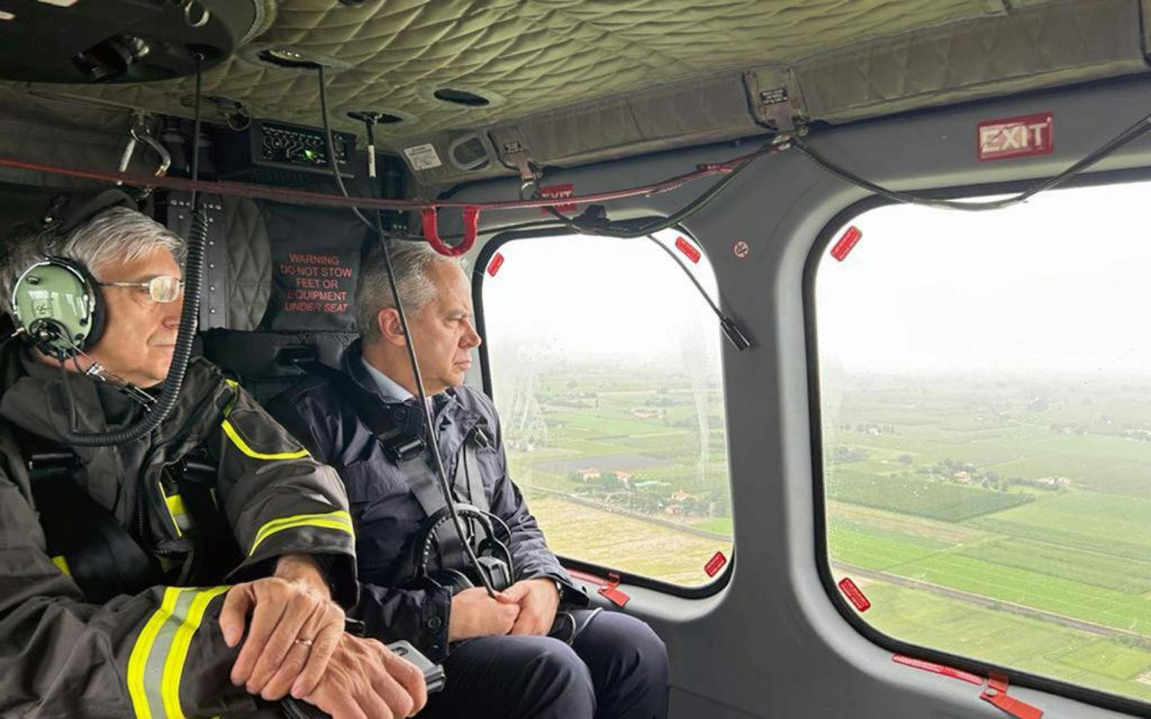 Italiens Innenminister Matteo Piantedosi bei einem Überflug der Katastrophenregion.