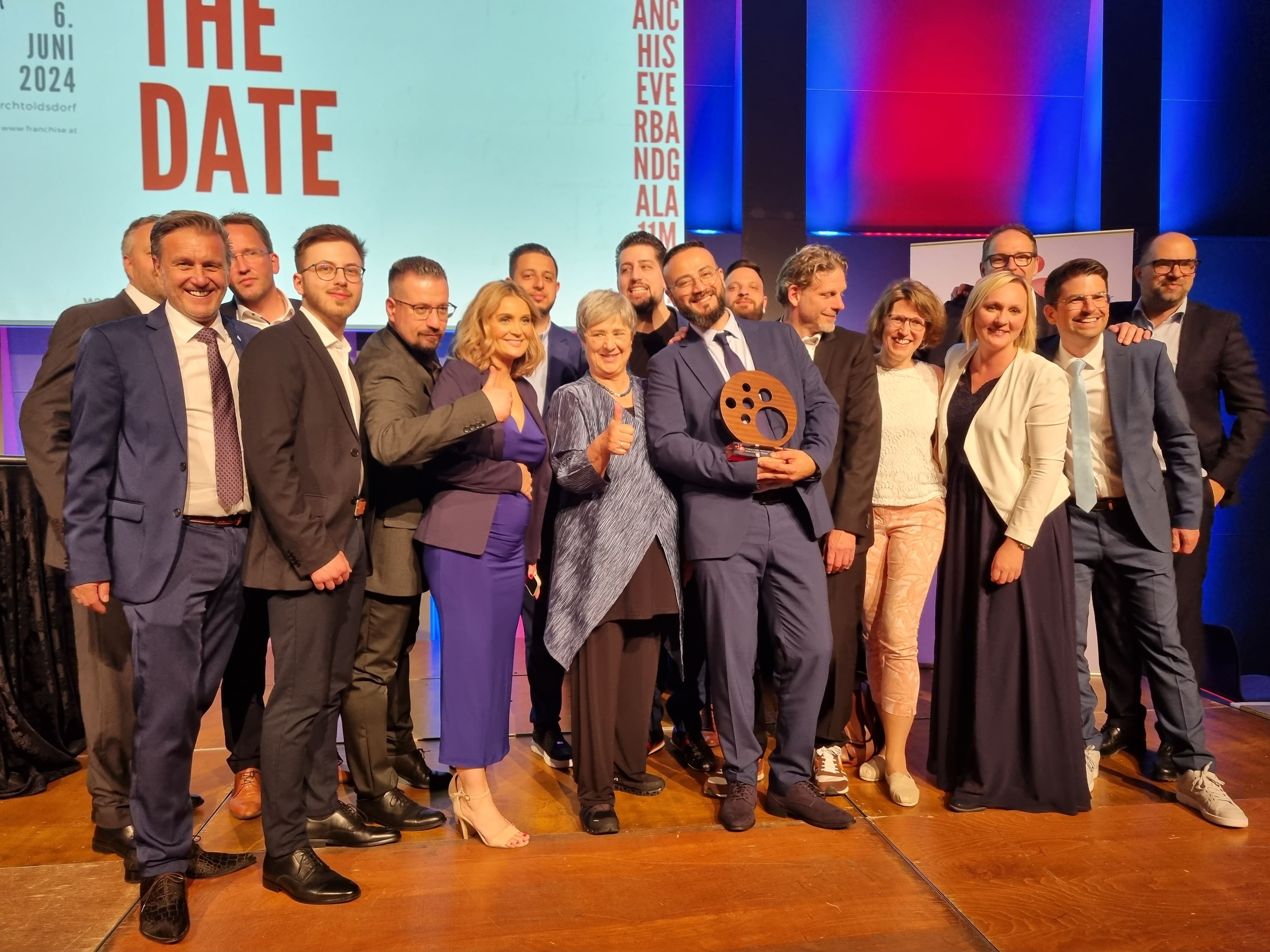 ÖFV Franchise-Gala 2023: A1 Franchise Partner, Ali Mianji, gewinnt in der Kategorie "Bester Franchise-Partner Newcomer".