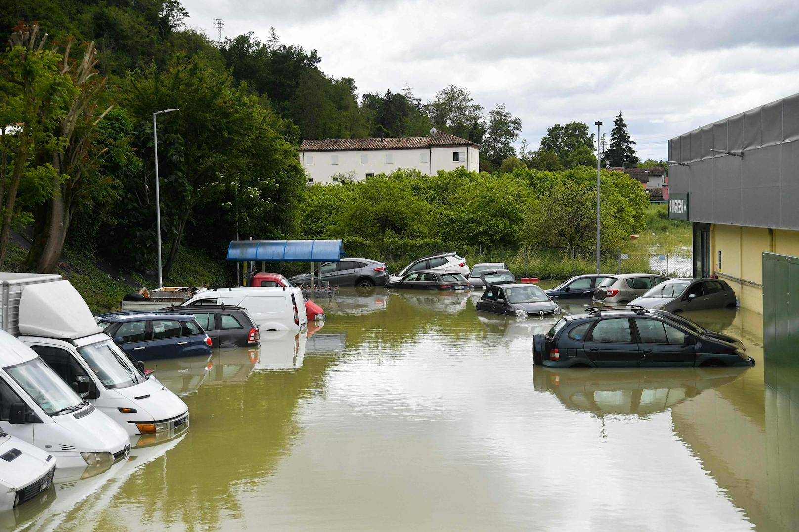 Ein weiteres Bild des gefluteten Supermarkt-Parkplatzes in Cesena.