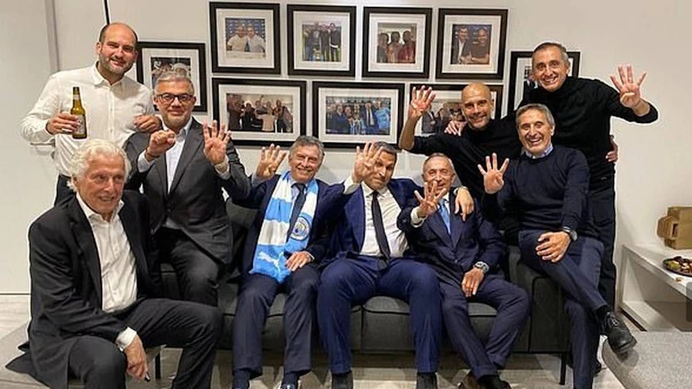 Pep Guardiola lacht als dritter von rechts in die Kamera.
