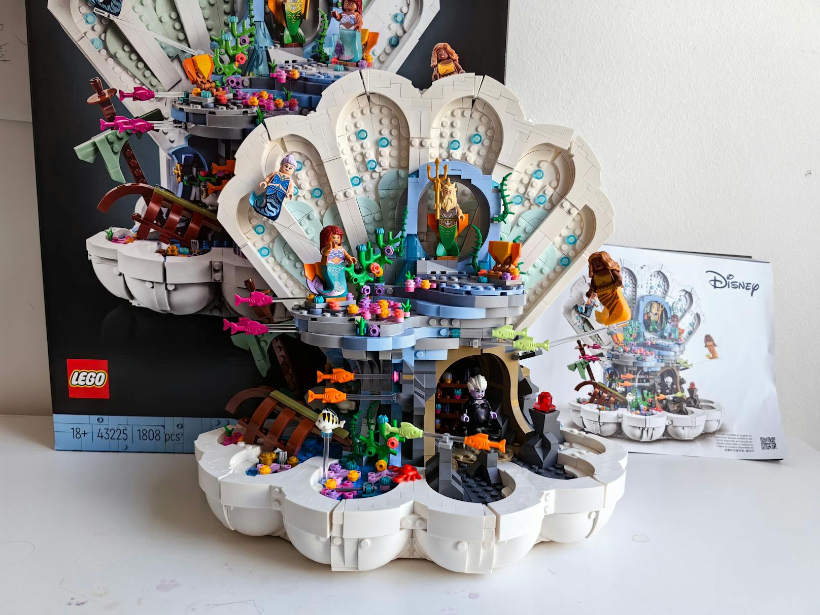 LEGO bietet mit dem Set 43225 ein wunderbares Ausstellungsmodell für Disney-Fans, das sich mit 1.808 Teilen und der Konstruktion an LEGO-erfahrene Personen richtet.